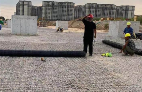 琼海土工格栅铺设前地基要怎么处理？